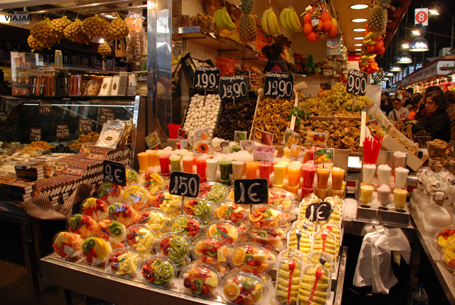 Bandejas de fruta y zumos listos para tomar. La Boquería Bandejas de fruta y zumos listos para tomar. La Boquería