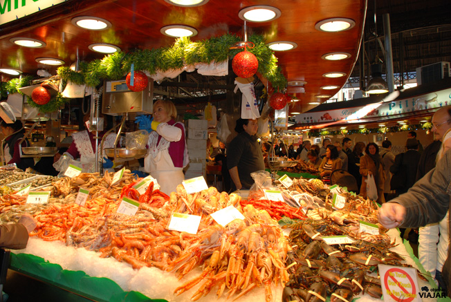 Una de las muchas pescaderías de La Boquería Una de las muchas pescaderías de La Boquería