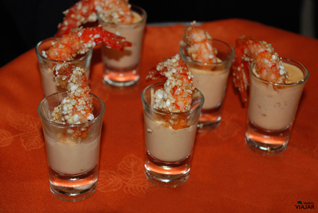 Carabinero con corteza de cerdo en chupito de cabracho. Catering Chinchón