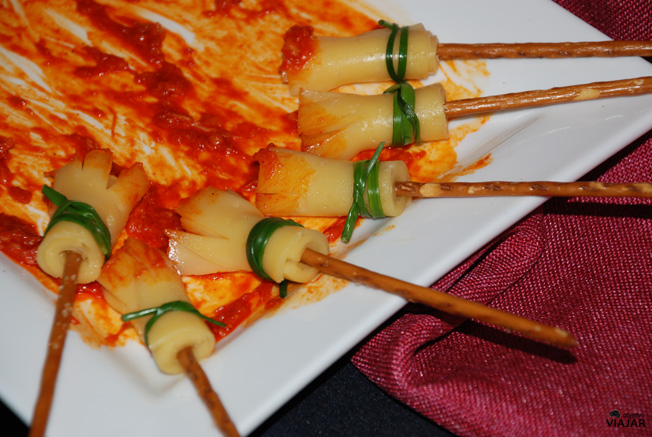 Escobas de queso barriendo sobrasada y ajetes. Catering Chinchón