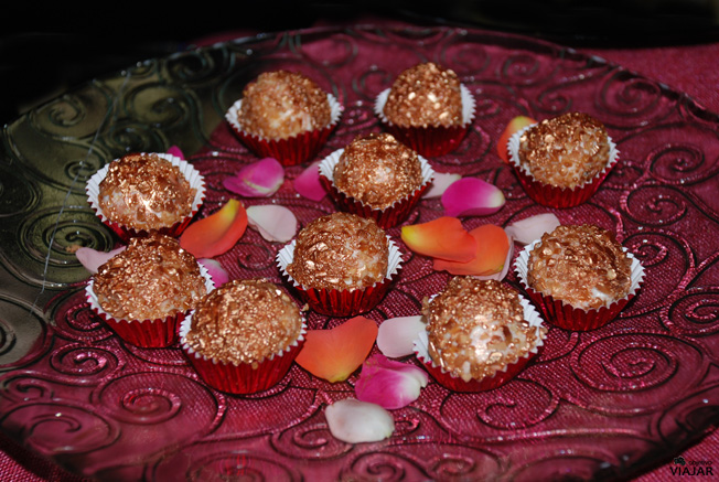 Ferrero Rocher de queso de cabra y arándanos. Catering Chinchón