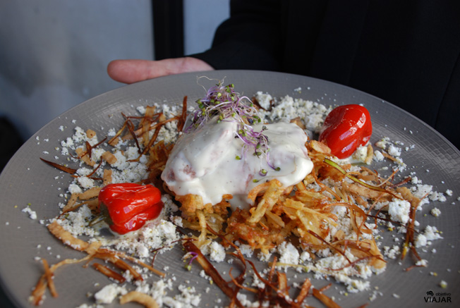 Lomo de jabalí con patatas y cebollino. Catering Chinchón