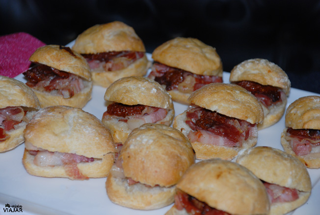 Panceta de Domingo sobre yuca y virutas de tomate. Catering Chinchón