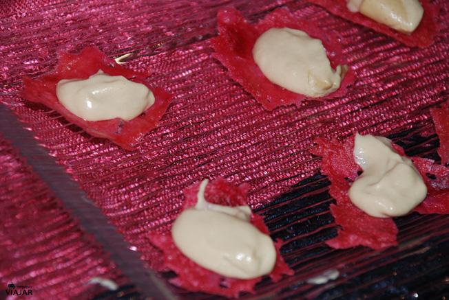 Papel de violeta sobre una royal de boletus. Catering Chinchón