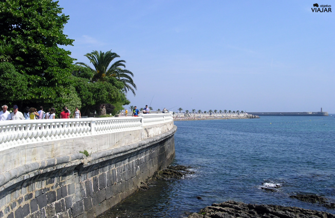 Bordeando el mar en Castro Urdiales. Cantabria Bordeando el mar en Castro Urdiales. Cantabria