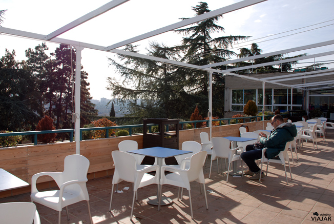 Terraza de la cafetería. Teleférico de la Casa de Campo. Madrid Terraza de la cafetería. Teleférico de la Casa de Campo. Madrid