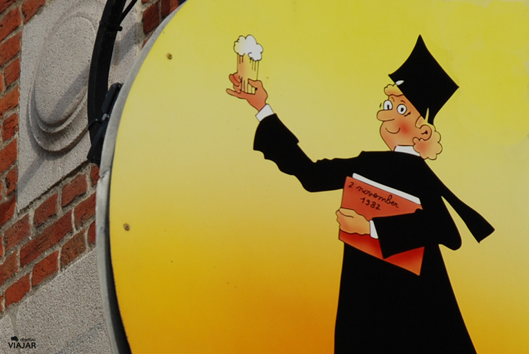 Cartel de uno de los bares de la Oude Markt. Lovaina Cartel de uno de los bares de la Oude Markt. Lovaina