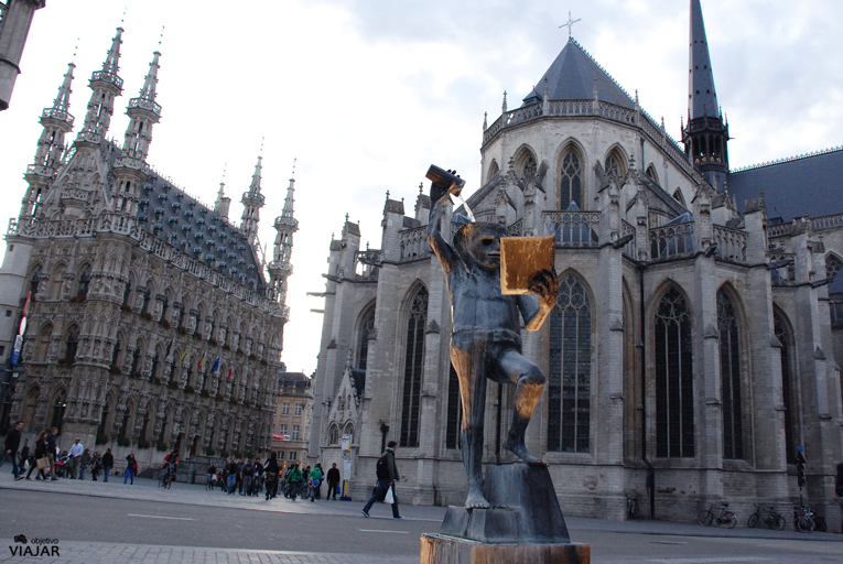 Fonske, el Ayuntamiento y la Iglesia de San Pedro. Lovaina Fonske, el Ayuntamiento y la Iglesia de San Pedro. Lovaina
