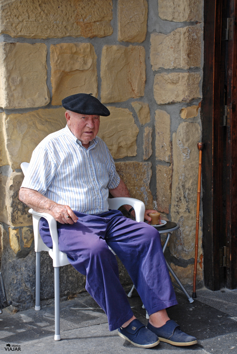 Pasaitarra en la Plaza de Santiago. Pasai Donibane. Pasaia Pasaitarra en la Plaza de Santiago. Pasai Donibane. Pasaia