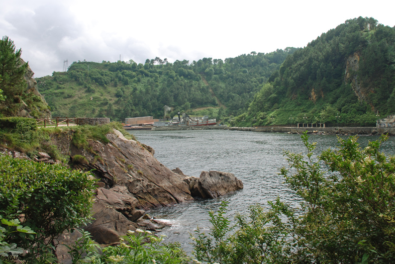 Paseo de Puntas. Al fondo, Albaola, la Factoría Marítima Vasca. Pasaia Paseo de Puntas. Al fondo, Albaola, la Factoría Marítima Vasca. Pasaia