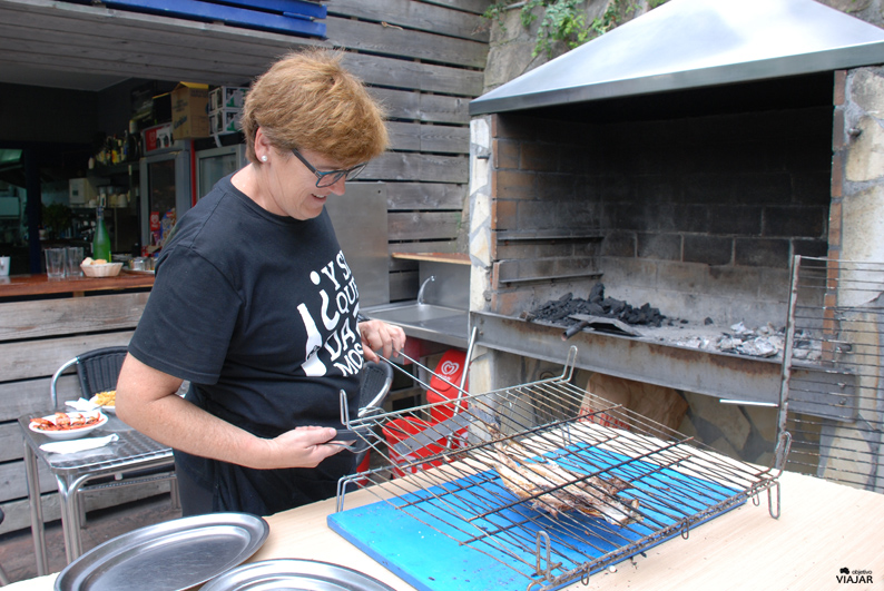 Preparando el chicharro. Kantina Alabortza. Pasai Donibane. Pasaia Preparando el chicharro. Kantina Alabortza. Pasai Donibane. Pasaia