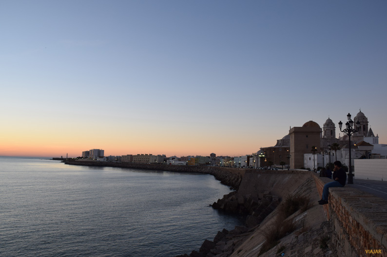 Se apaga el día en Cádiz Se apaga el día en Cádiz