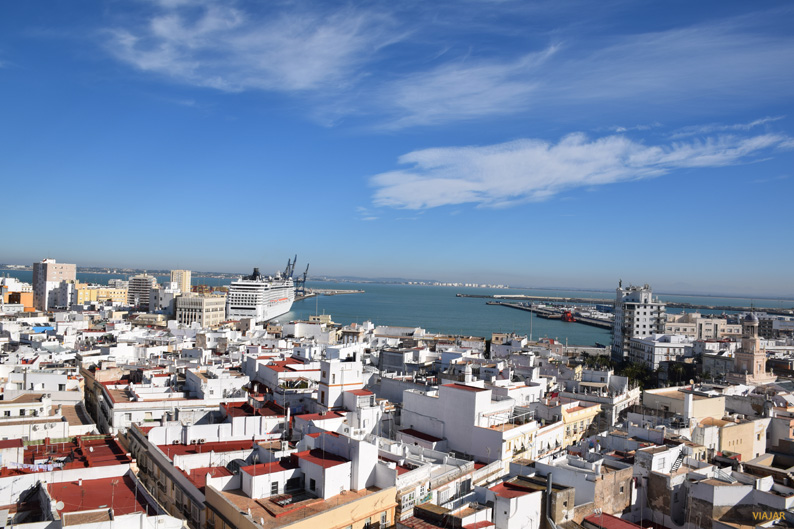 Skyline de Cádiz desde la Torre del Reloj de la Catedral Skyline de Cádiz desde la Torre del Reloj de la Catedral