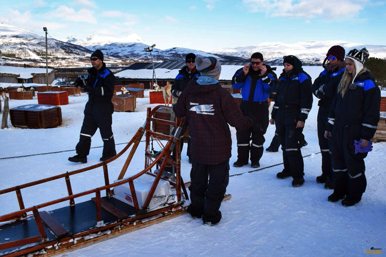 Instrucciones para el manejo de un trineo de perros. Laponia noruega Instrucciones para el manejo de un trineo de perros. Laponia noruega