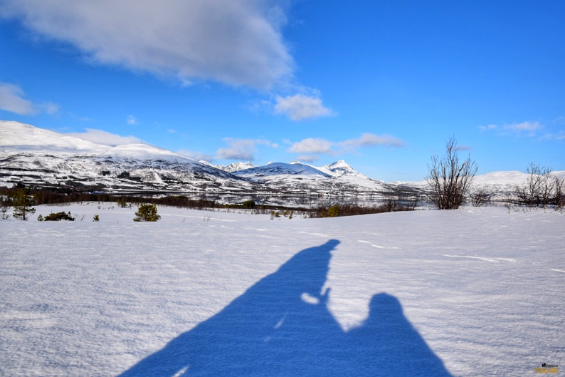 La sombra de mi trineo reflejada en la nieve. Laponia noruega La sombra de mi trineo reflejada en la nieve. Laponia noruega