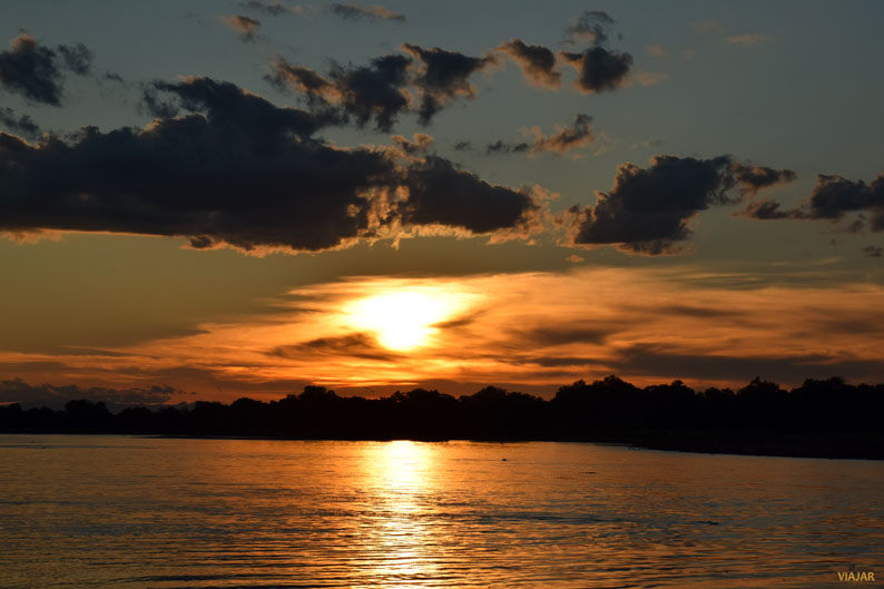 Atardecer en el río Luangwa. South Luangwa National Park. Zambia Atardecer en el rio Luangwa. South Luangwa National Park. Zambia