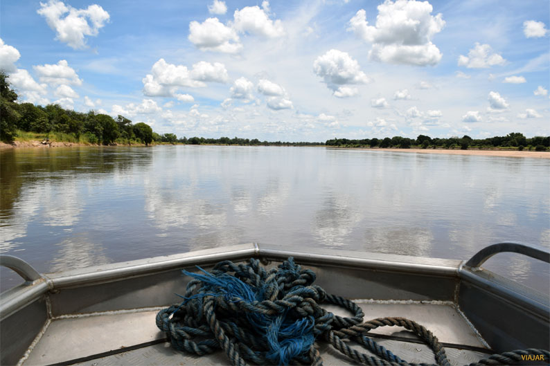 Navegando en el río Luangwa. South Luangwa National Park. Zambia Rio Luangwa. South Luangwa National Park. Zambia