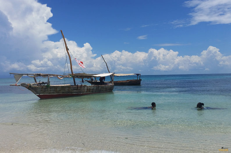 Nadando en la bahia de Menai Nadando en la bahia de Menai
