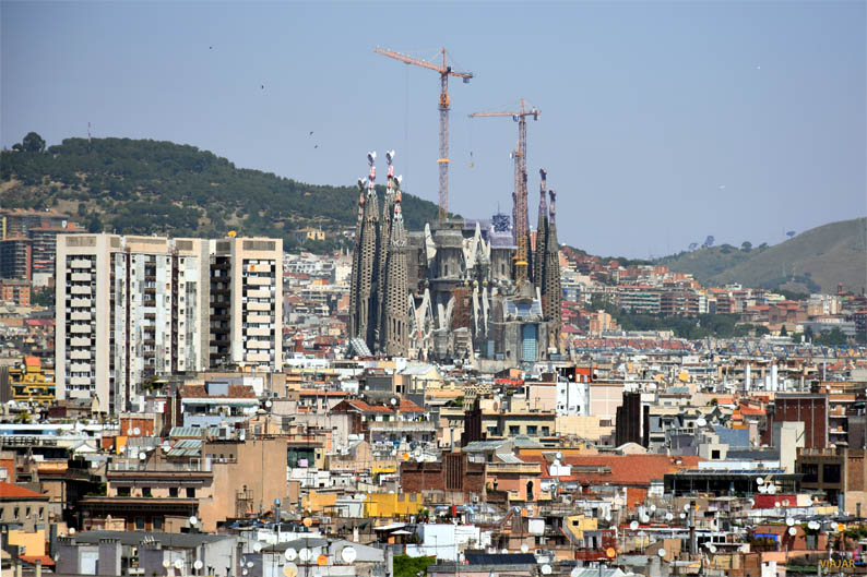 La Sagrada Familia vista desde las terrazas de Santa María del Mar Sagrada Familia vista desde las terrazas de Santa Maria del Mar