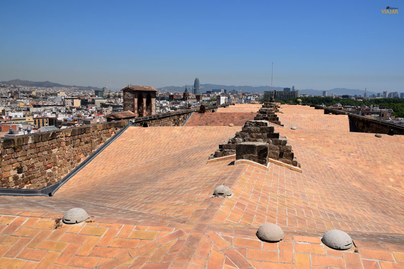 Los tejados de la basílica y Barcelona de fondo Los tejados de Santa Maria del Mar y Barcelona de fondo